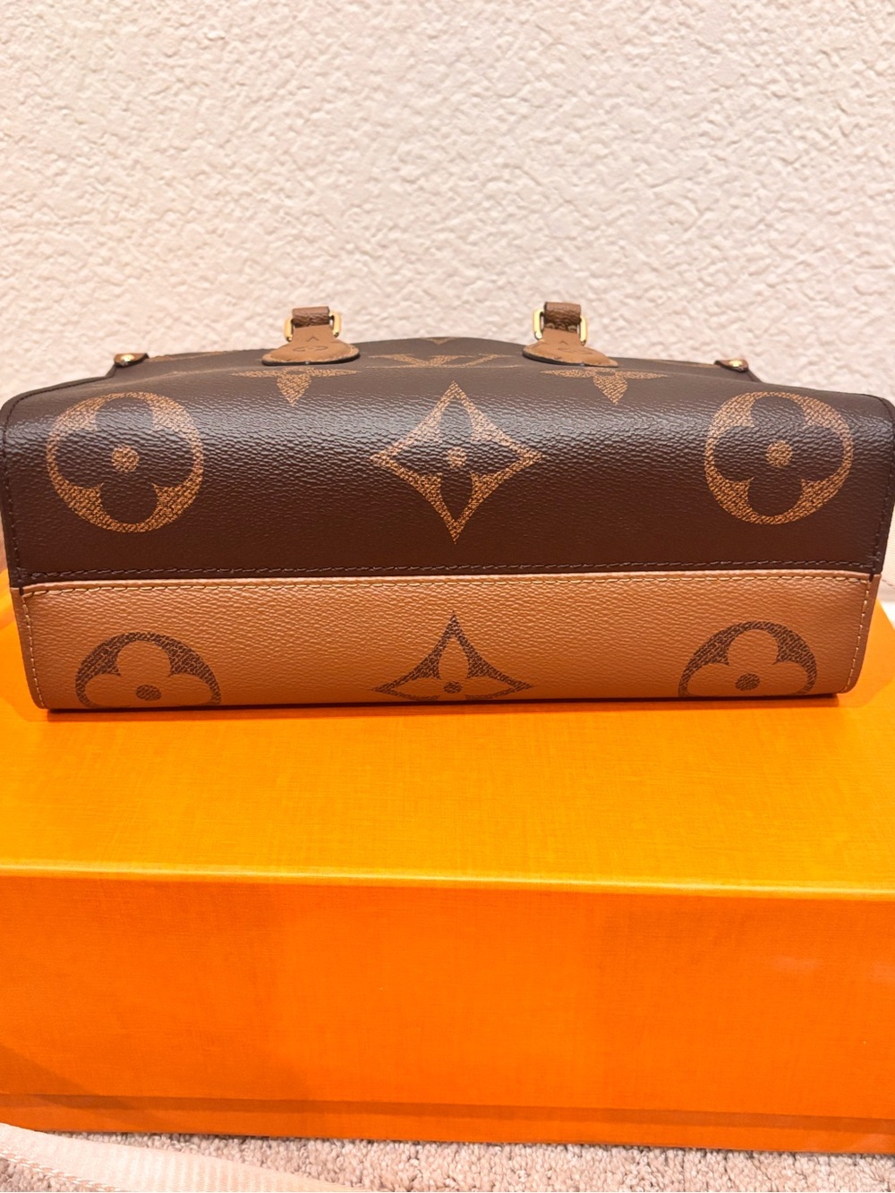 Louis Vuitton On the Go EW in Giant Reverse Monogram - Picture 5 of 15